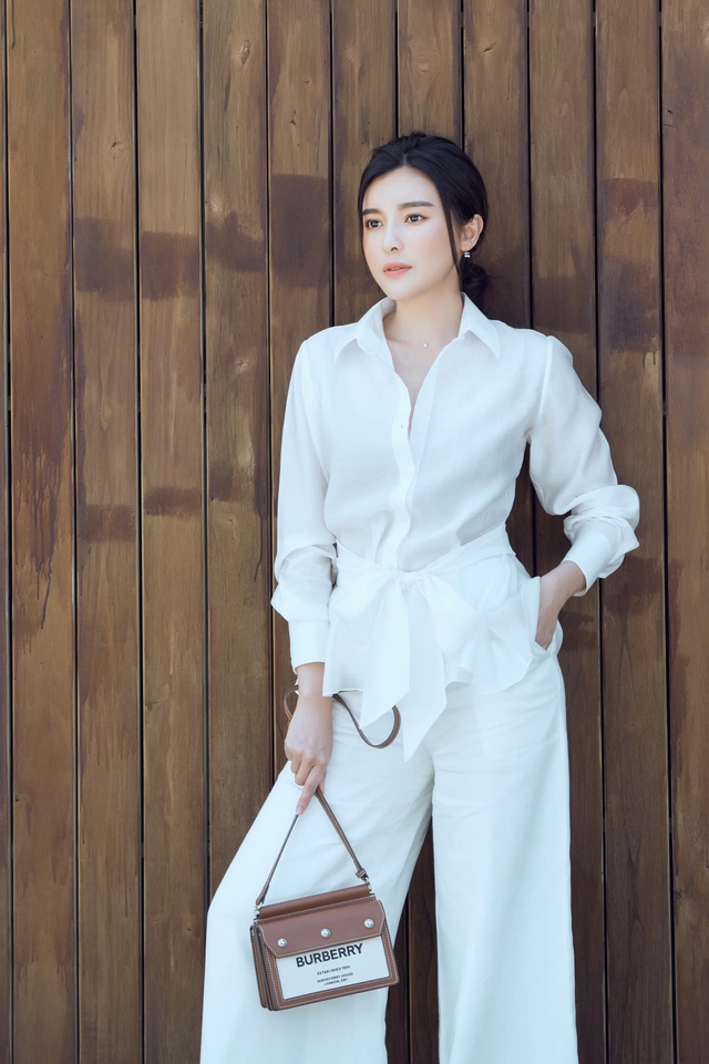 Thiếu uý công an sexy nhất 'Bão ngầm' gây mê với style đời thường giản dị mà sành điệu, xứng danh 'độc thân đắt giá' - Ảnh 8. Thiếu uý công an sexy nhất 'Bão ngầm' gây mê với style đời thường giản dị mà sành điệu, xứng danh 'độc thân đắt giá' - Ảnh 8.
