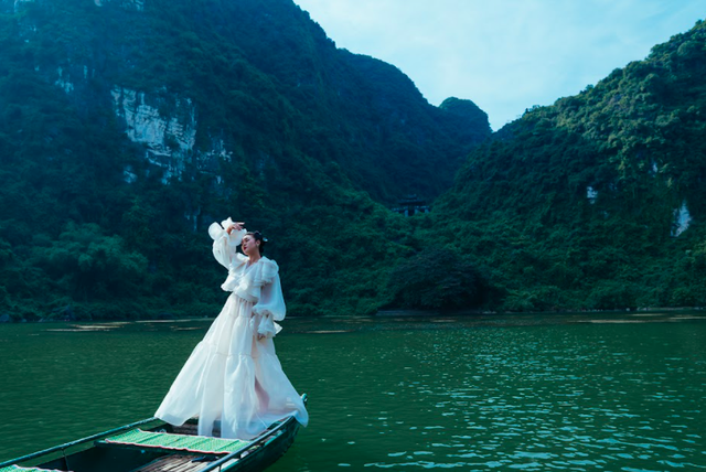 Lấy lại số đo chuẩn, sắc vóc Văn Mai Hương mỏng manh đến ngỡ ngàng ở tuổi 28 - Ảnh 10. Lấy lại số đo chuẩn, sắc vóc Văn Mai Hương mỏng manh đến ngỡ ngàng ở tuổi 28 - Ảnh 10.